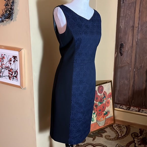 TAHARI Size 10 TRISTA Sheath DRESS  
V-Neck Textured Navy/Black Dress $329 NEW - Picture 2 of 16